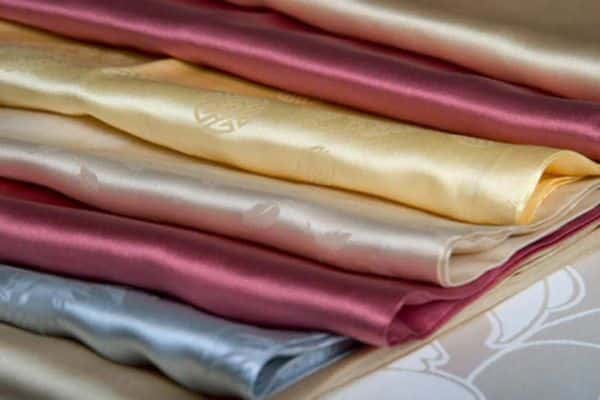 Vải lụa là gợi ý tuyệt vời dành cho các nàng dâu khi không biết chọn quà Tết cho bố mẹ chồng tương lai