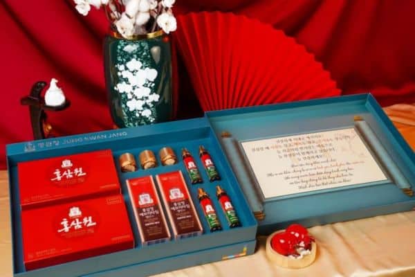 Set quà Tết hồng sâm Hàn Quốc là món quà tặng ý nghĩa về mặt sức khỏe dành cho bố mẹ chồng tương lai