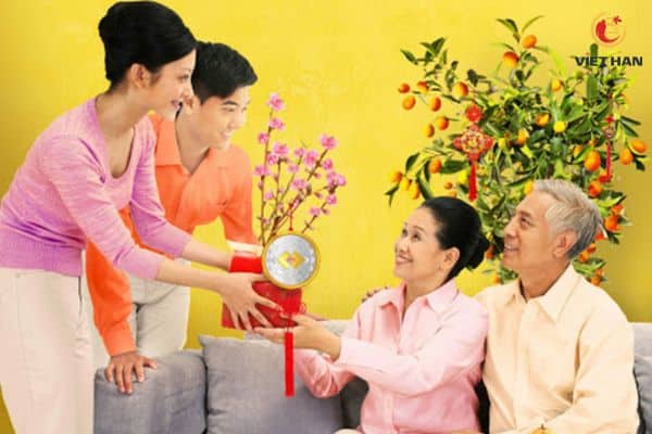 Lưu ý khi tặng quà Tết cho người già