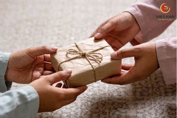 Lời nói khi biếu quà Tết có “sức mạnh” như thế nào