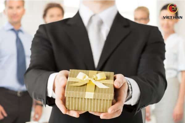 Tặng quà Tết cho sếp có ý nghĩa gì trong văn hóa công sở