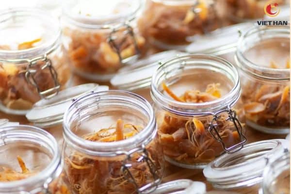 Bảo quản hồng sâm khô trong hũ thủy tinh với miếng hút ẩm